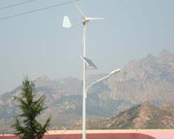Lámpara de calle híbrida solar y eólica